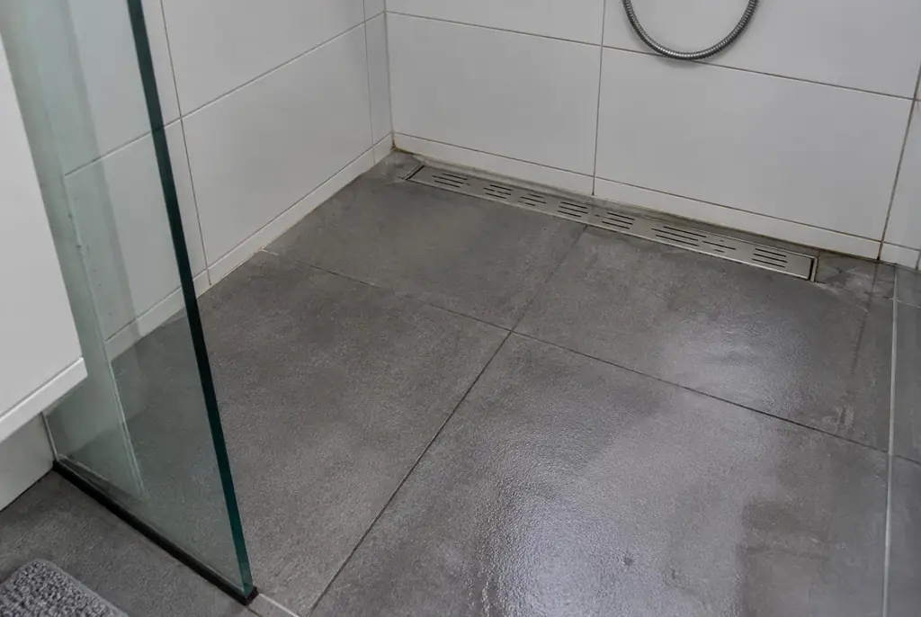 Lekdetectie Nieuwegein – lekkende inloopdouche met natte voegen