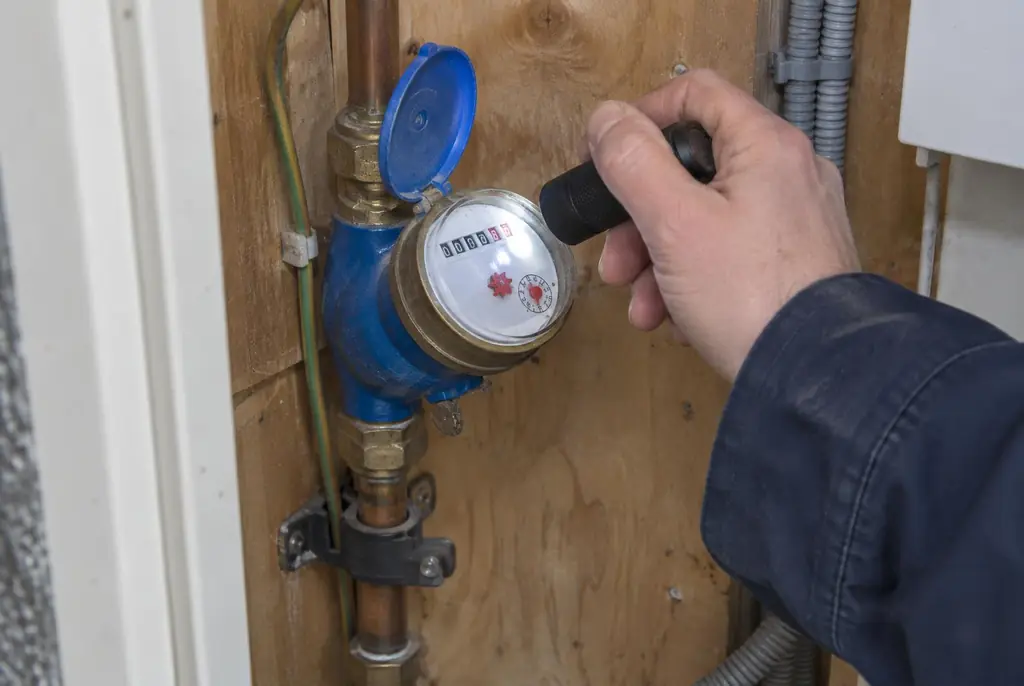Lekdetectie Nieuwegein – watermeter in de meterkast controleren met een zaklamp